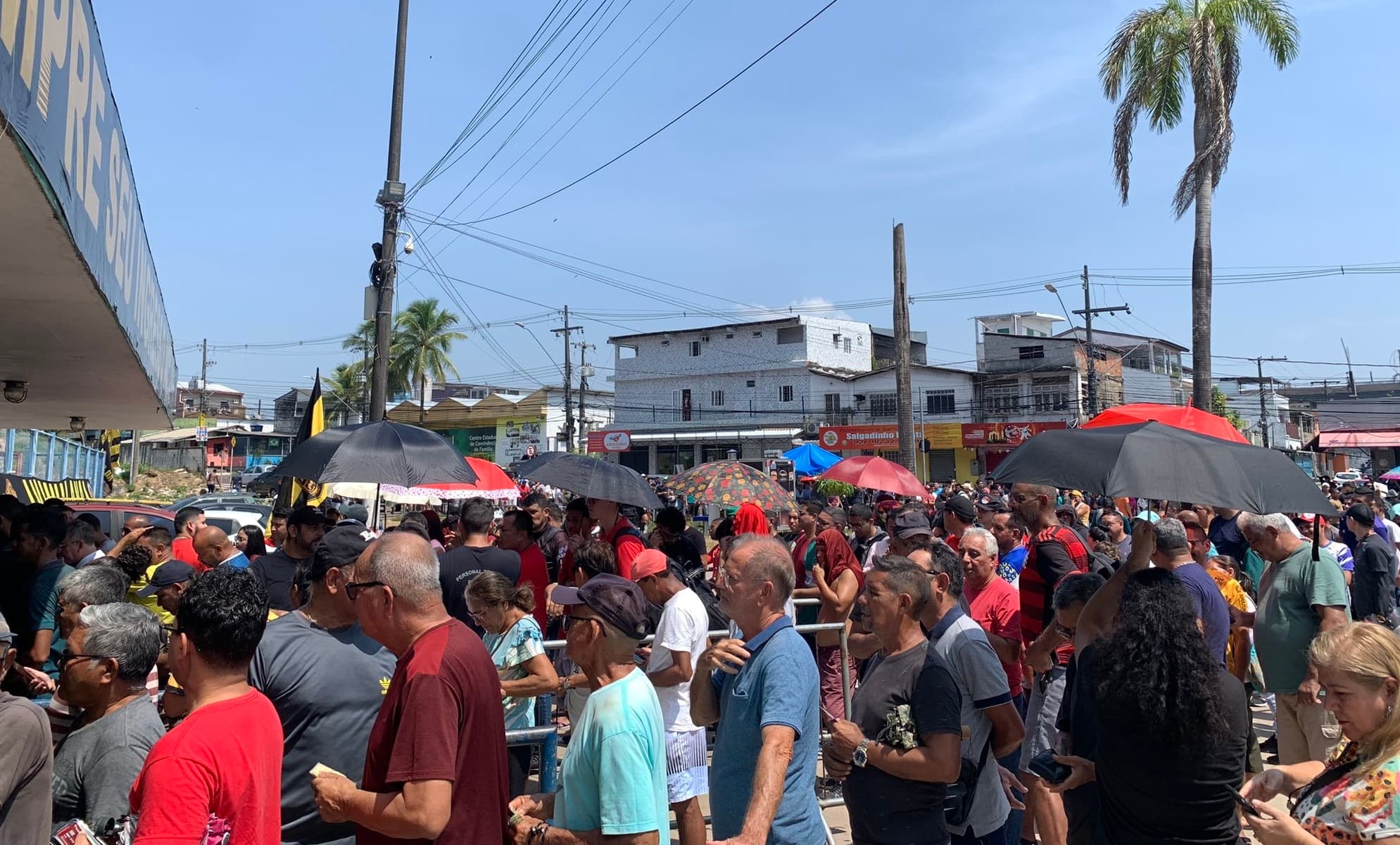 VÍDEOS: Torcedores fazem fila quilométrica para comprar ingresso para &#8220;jogo do acesso&#8221; do Amazonas FC