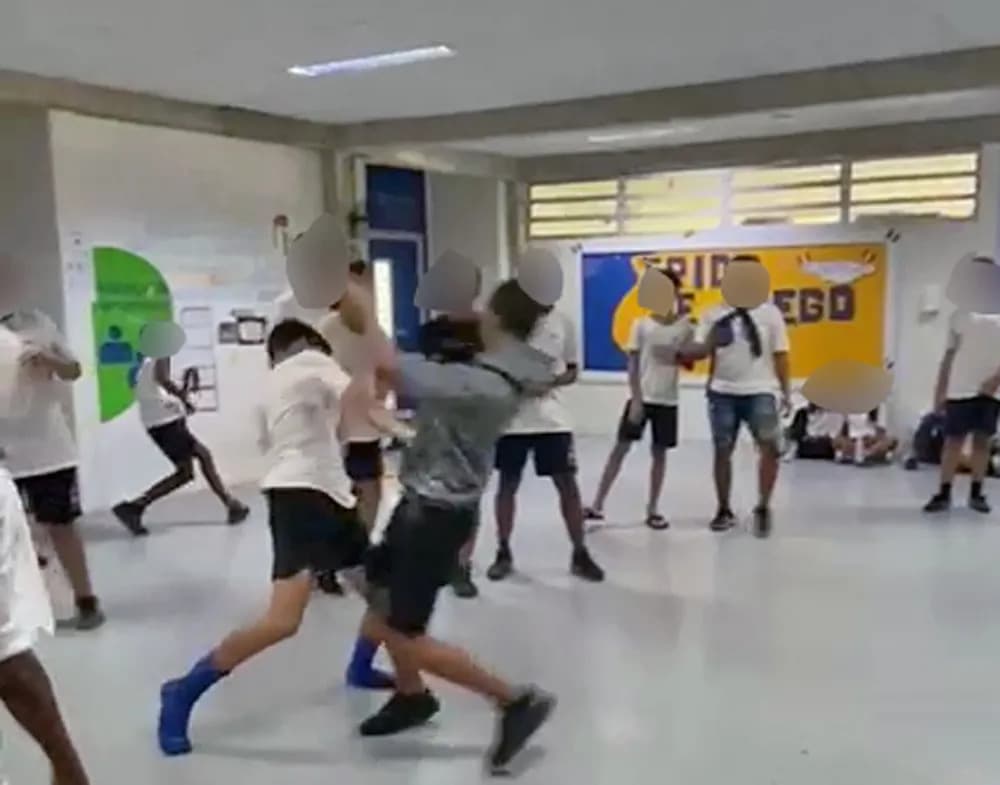 VÍDEO: Estudantes são filmados saindo na &#8220;porrada&#8221; em escola cívico-militar do RJ