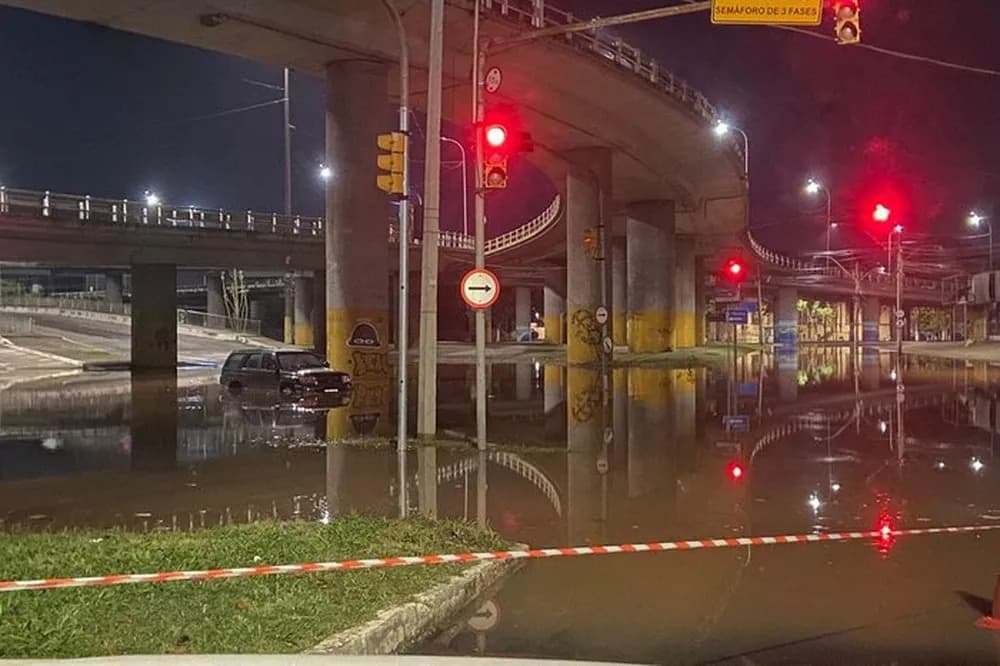 VÍEDO: Chuvas no RS e em SC se agravam: Águas invadem ruas de Porto Alegre