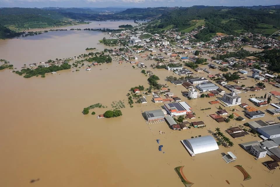 VÍDEOS: Chuvas do fim de semana deixam 8 mortos e mais de 8 mil desabrigados no Sul
