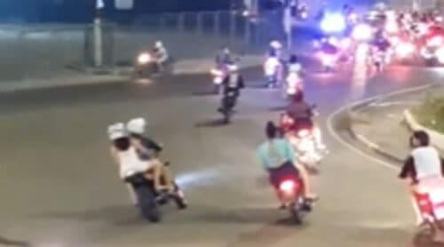 VÍDEO: Motociclistas fazem manobras proibidas durante &#8216;rolezinho&#8217; e mulher fica ferida, em Manaus