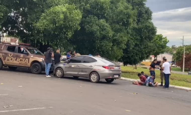 Passageiros de táxi são presos com armas e drogas em Araguaína