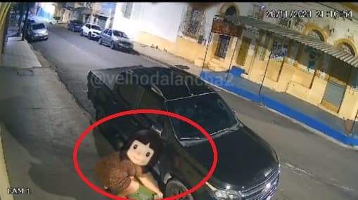 VÍDEO: Mulher faz &#8220;despacho espiritual&#8221; em frente a escritório juridíco, em Manaus