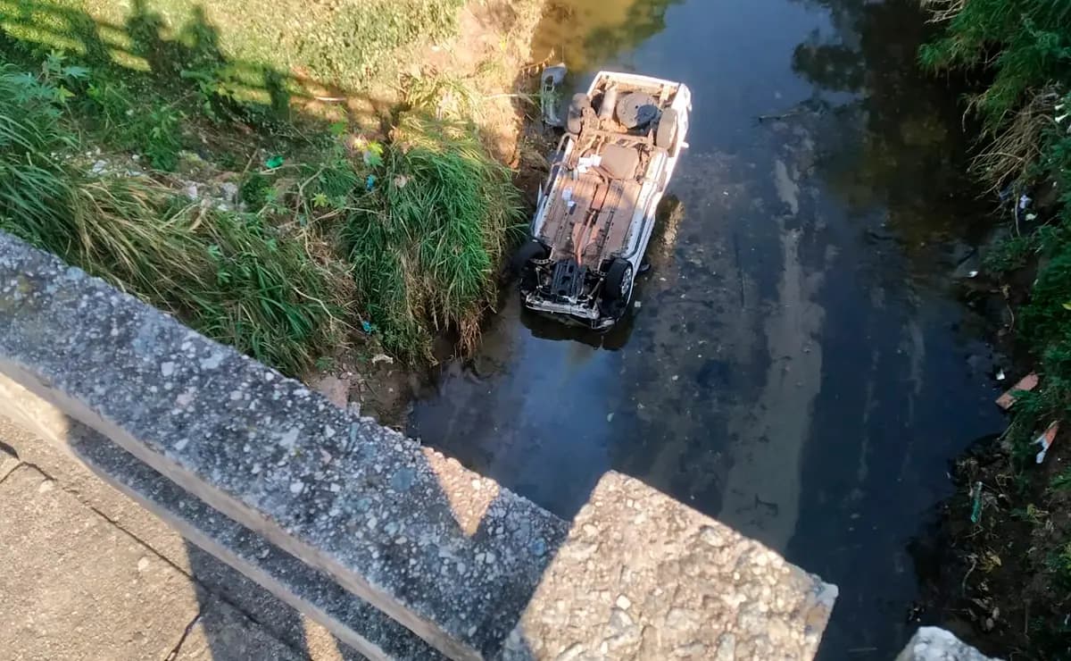 Motorista perde controle de carro e cai em rio