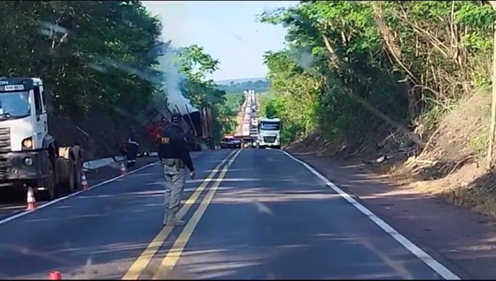 Caminhão pega fogo e trânsito fica parcialmente bloqueado na BR-153, no Tocantins
