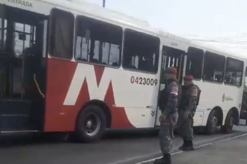 VÍDEO: Quarteto é detido durante tentativa de assalto a ônibus, em Manaus