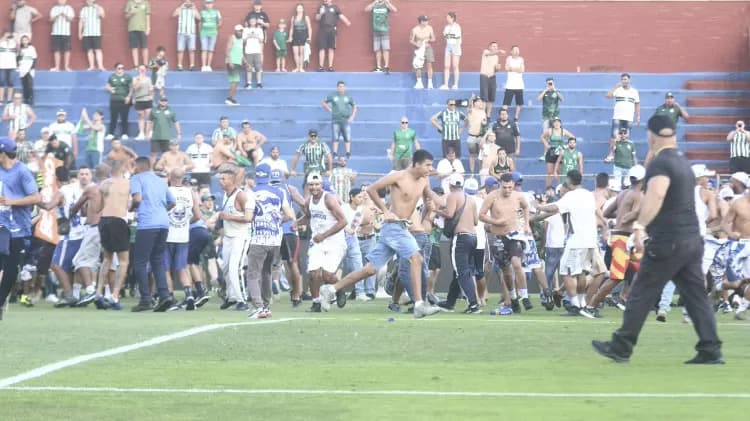 VÍDEO: Jogo entre Coritiba e Cruzeiro no Brasileirão acaba com invasão e briga
