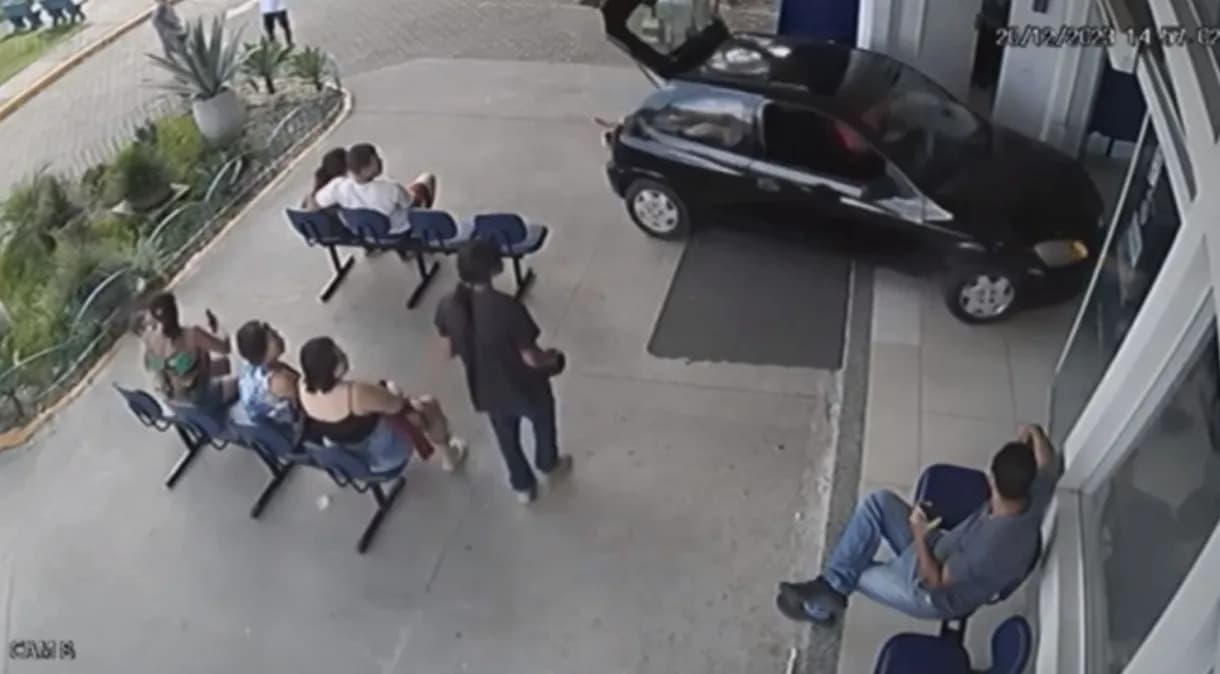 VÍDEOS: Mulher revoltada invade hospital com carro no RJ e é presa