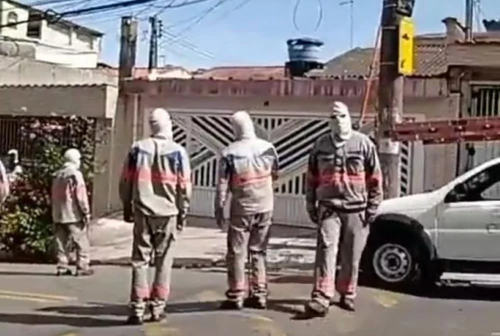 VÍDEOS: Funcionários da companhia elétrica de SP atacam casa de cliente após agressão