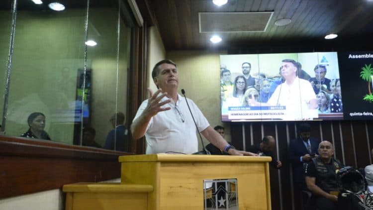 Bolsonaro critica decisão do STF e diz estar &#8220;junto com a imprensa&#8221;
