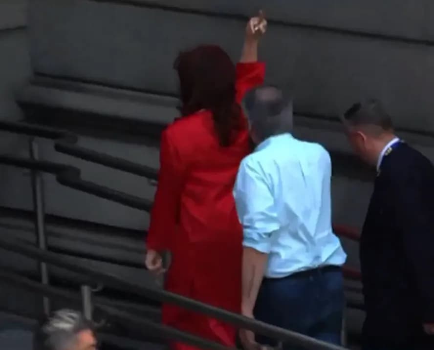 Cristina Kirchner faz gesto obsceno após ser vaiada em posse de Milei
