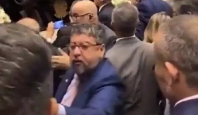 &#8220;Dei tapa, e daria 3 ou 4 se precisasse&#8221;, diz deputado petista que agrediu colega