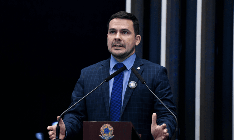 Após rumores de pré-candidatura a prefeito, Alberto Neto diz: &#8220;Seguimos firmes sob o comando de Bolsonaro&#8221;