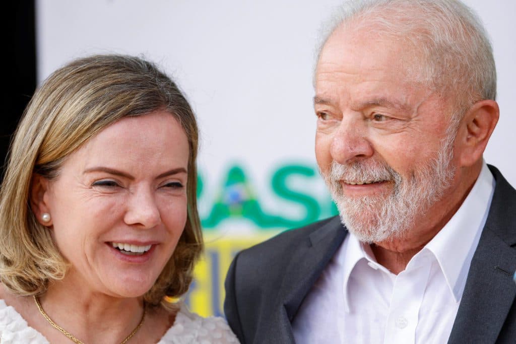 Após Lula se referir a Gleisi Hoffmann como &#8216;mulher bonita&#8217;, oposição reage: &#8220;Não respeita as mulheres&#8221;