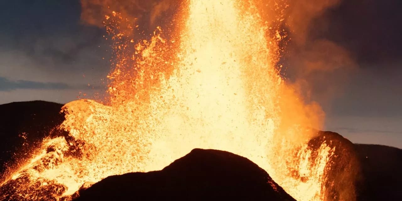 VÍDEO: Vulcão na Islândia entra em erupção