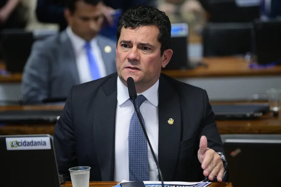 &#8220;Não vou participar de teatro&#8221;, diz Moro após depoimento no TRE
