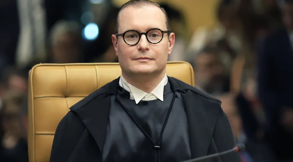 Zanin rejeita queixa-crime de Carlos Bolsonaro contra Janones por ofensas