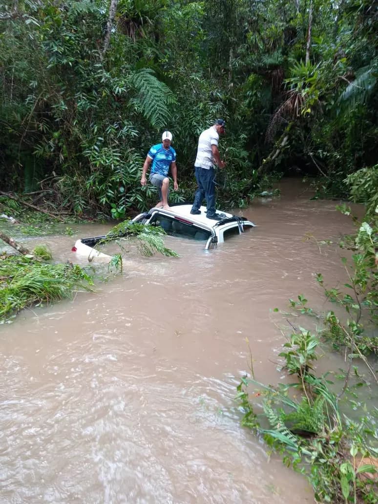 Criança de 6 anos morre dentro de carro após veículo ser arrastado por enxurrada, em SP