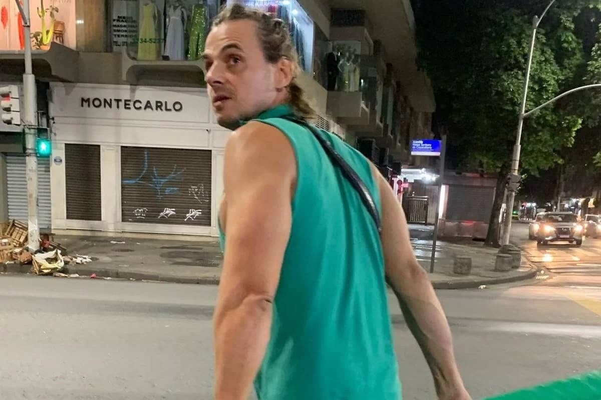 VÍDEO: Ex-ator de Malhação viraliza após trabalhar vendendo cerveja na praia