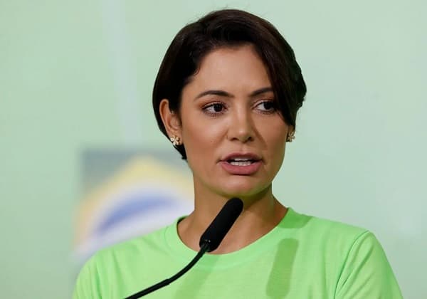 Sem ir ao ato, Michelle Bolsonaro posta foto de Lula com camiseta escrita “anistia”