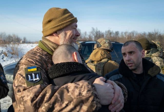 VÍDEOS: Ucrânia e Rússia fazem a maior troca de soldados desde o início da guerra