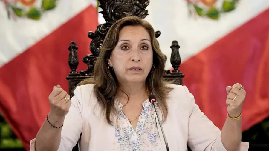 VÍDEO: Presidente do Peru é agredida e tem o cabelo puxado em visita a uma cidade
