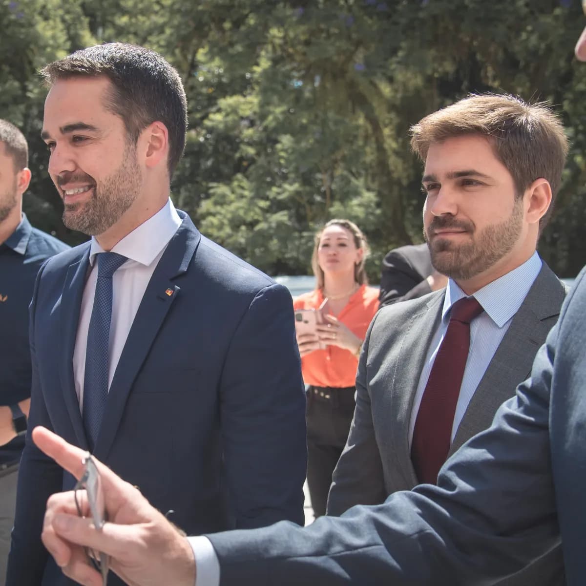 &#8220;Não estou podendo pagar casamento agora&#8221;, brinca Eduardo Leite após assinar união estável