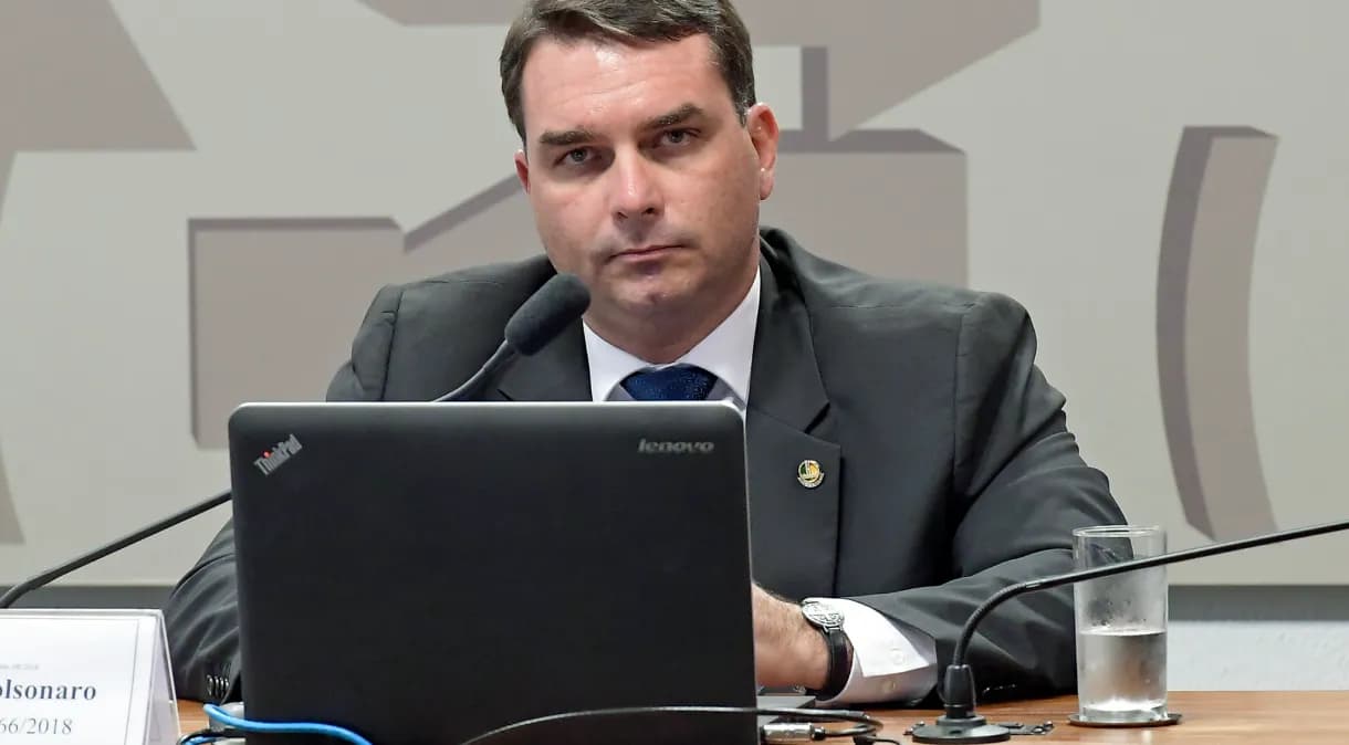 Flávio Bolsonaro promete derrubar &#8220;taxa de Lula&#8221; para compras internacionais