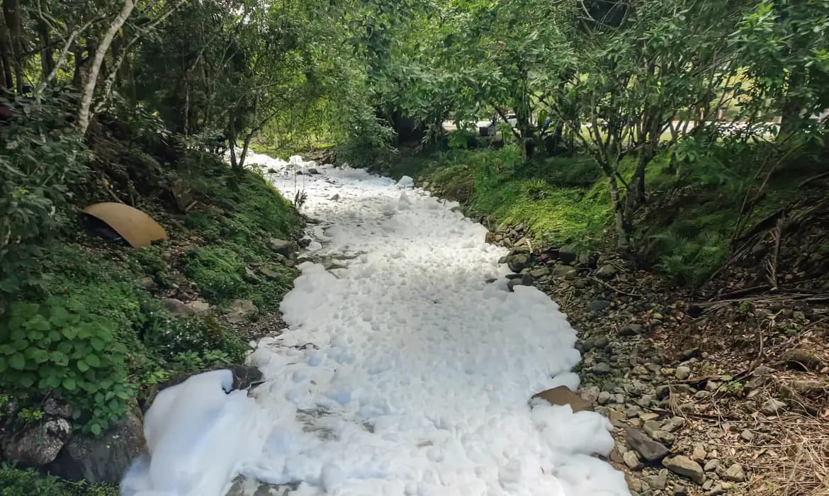 Prefeitura de Joinville-SC retoma a distribuição de água após derramamento de ácido em rio