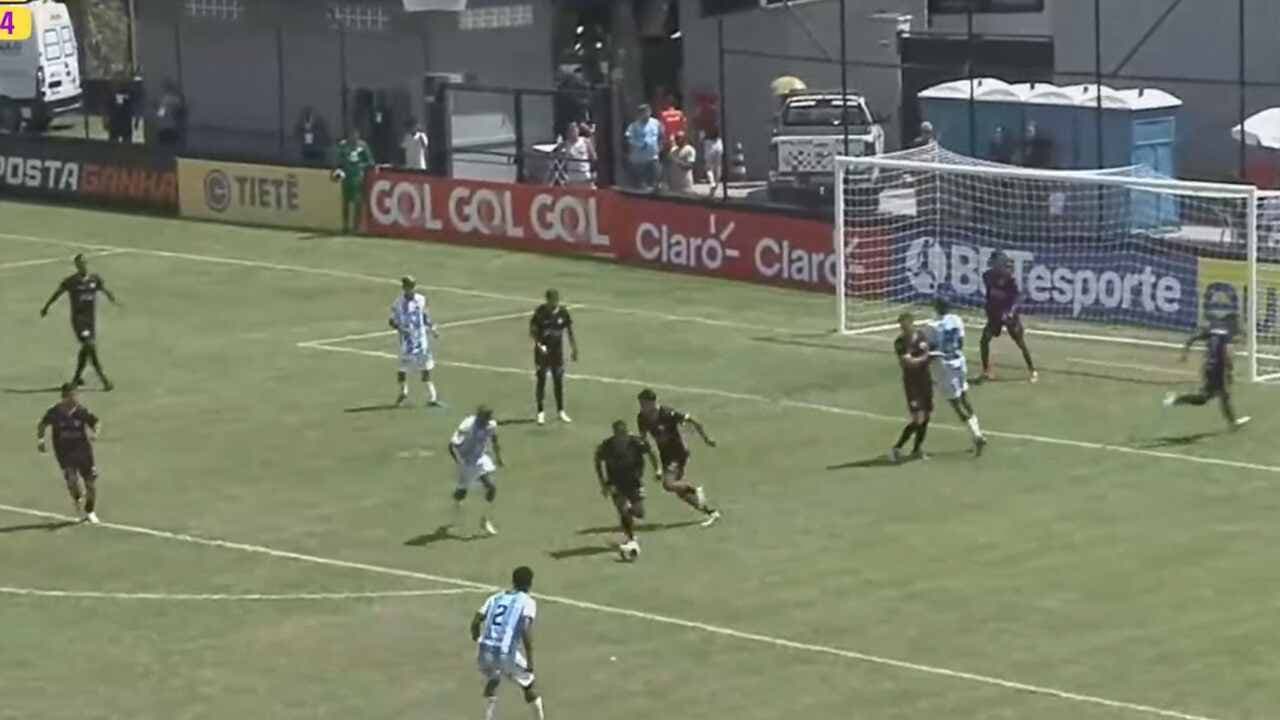 Vídeo: Na Copinha, zagueiro chuta do meio de campo e marca &#8220;gol que Pelé não fez&#8221;