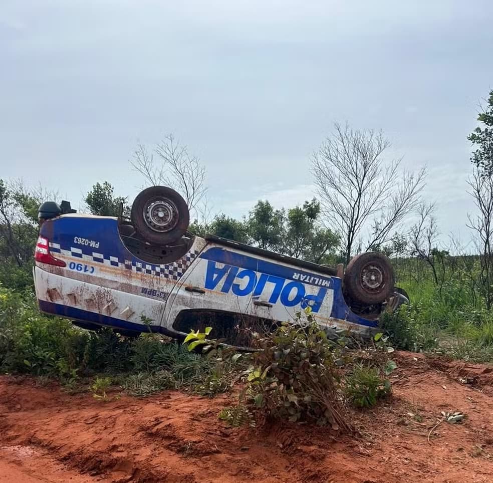 Policiais ficam feridos após viatura capotar em estrada de chão, no Tocantins