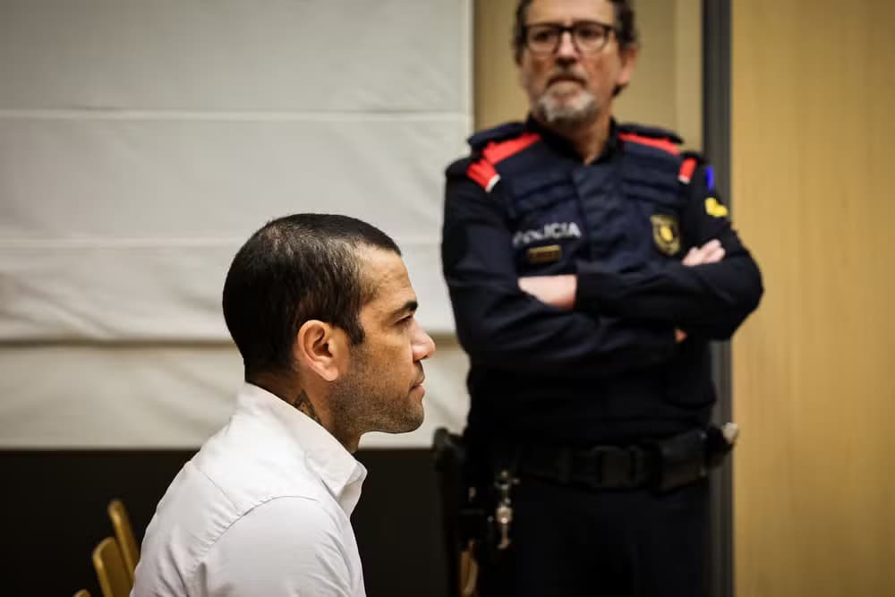 TV espanhola diz que Daniel Alves fugiria para o Brasil assim que conseguisse condicional