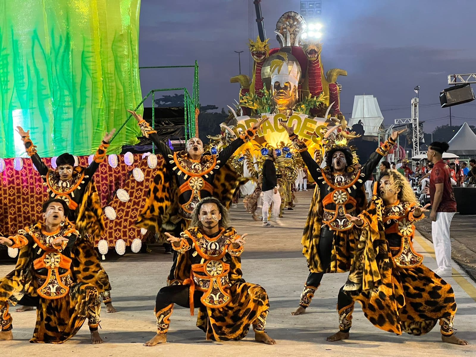 Carnaval 2024: Dragões do Império encerra desfile com o enredo &#8220;Babobá &#8211; Rompendo as Correntes da Escravidão&#8221;