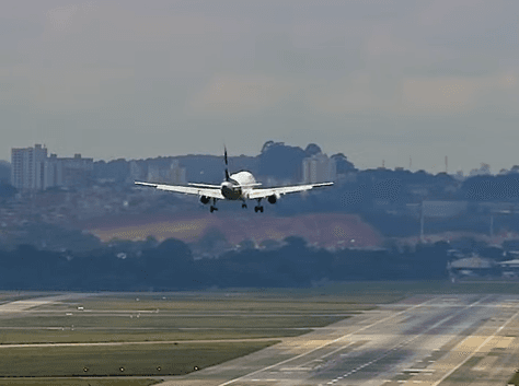 VÍDEO: Com uma roda a menos, avião faz pouso de emergência no aeroporto de Guarulhos