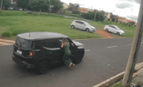 VÍDEO: Após realizar compra e não querer pagar, mulher arrasta vendedora na janela de carro em SP