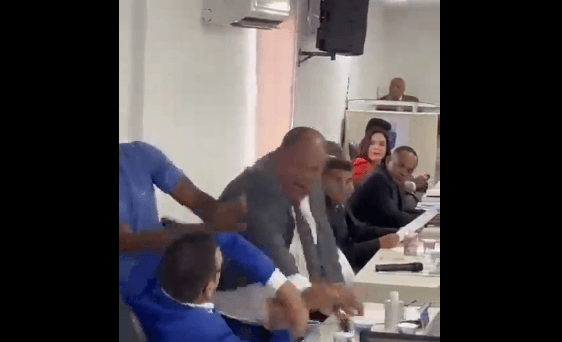 VÍDEO: Vereadores em cidade na Bahia &#8220;quebram decoro&#8221; e trocam socos em sessão