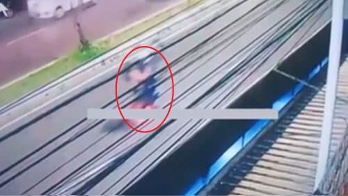 VÍDEO: Homem &#8216;dá o grau&#8217; no meio da rua e cai de moto, em Manaus
