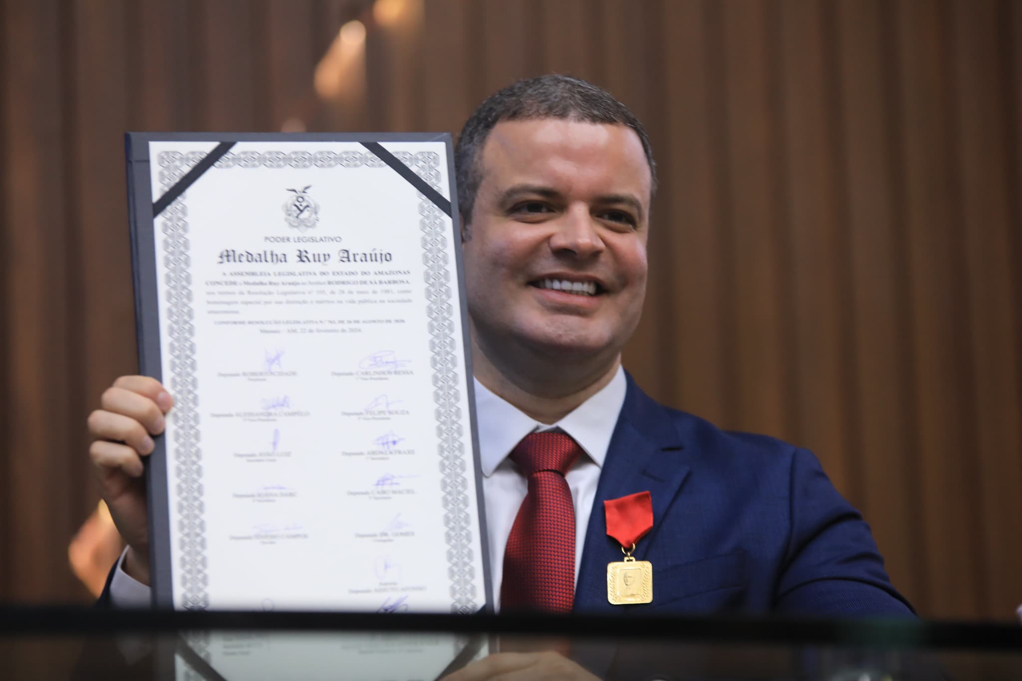 Diretor-presidente do Detran-AM, Rodrigo Sá recebe medalha Ruy Araújo na Aleam