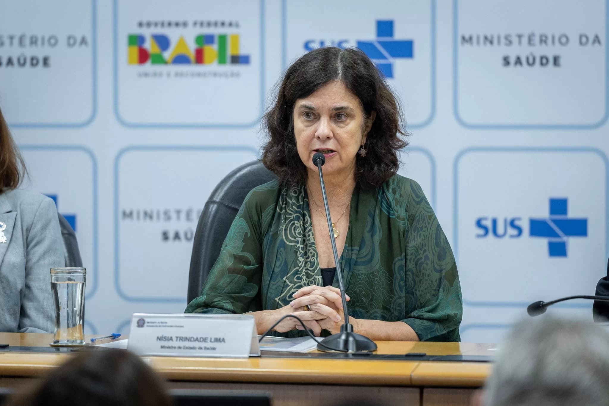 &#8220;A gente não pode vender uma ilusão&#8221;, diz ministra da Saúde sobre vacina da dengue