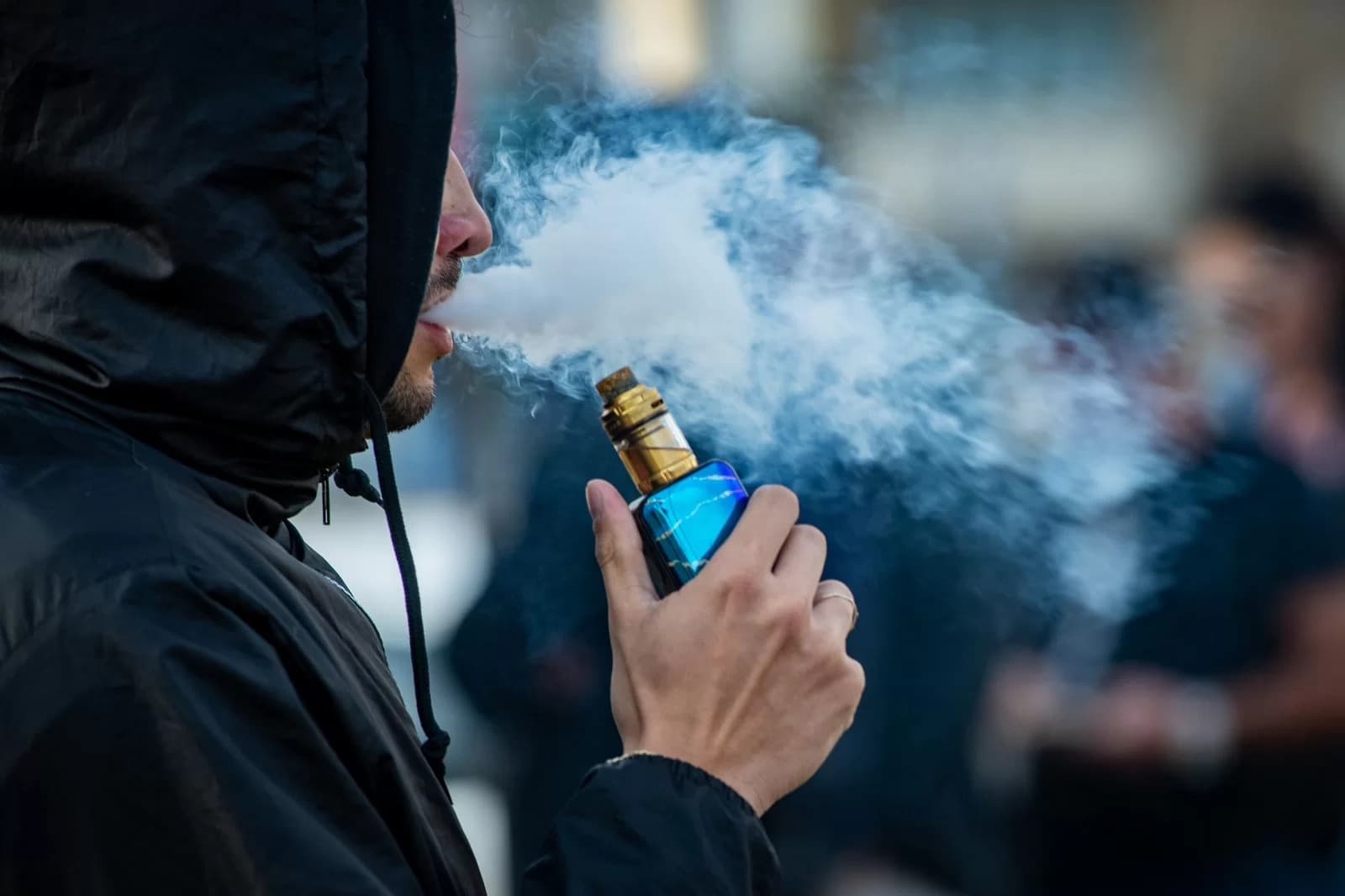 Adolescentes são hospitalizados em Londres após misturarem &#8220;droga zumbi&#8221; com cigarro eletrônico