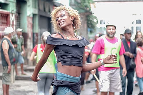 VÍDEO: Bloco de carnaval na Cracolândia &#8220;anima usuários&#8221;