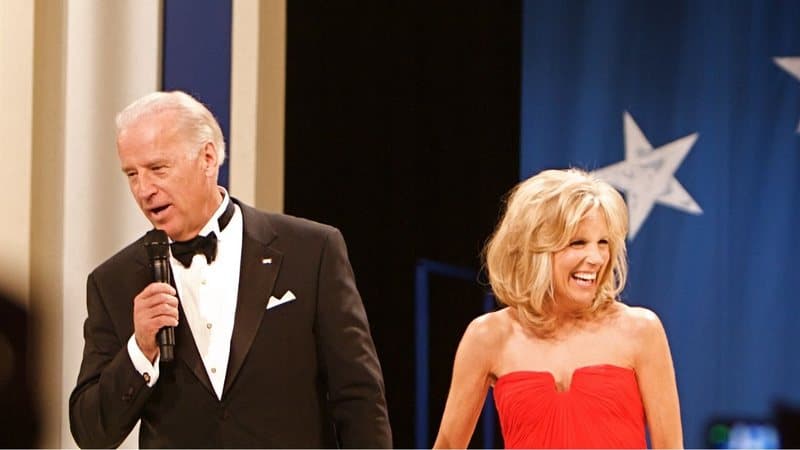 Biden diz em novo livro que &#8216;sexo bom&#8217; é o segredo de seu longo casamento