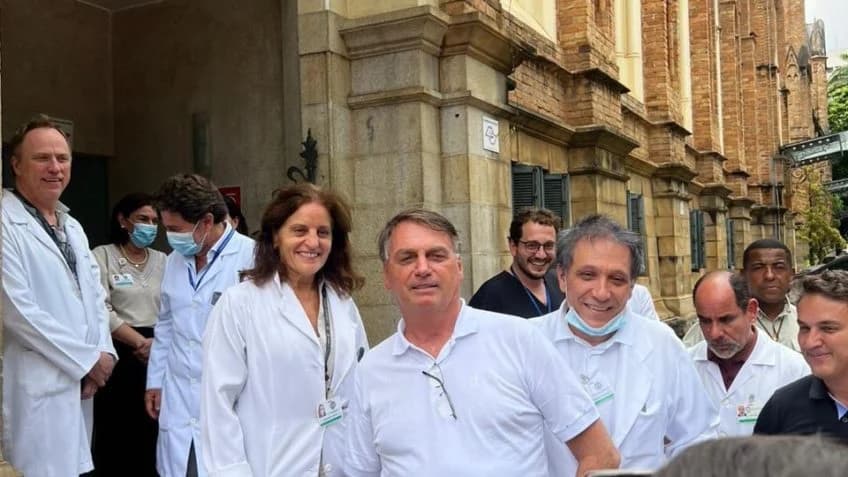 Bolsonaro visita mulher que caiu de árvore e teve pulmão perfurado durante ato na Av. Paulista
