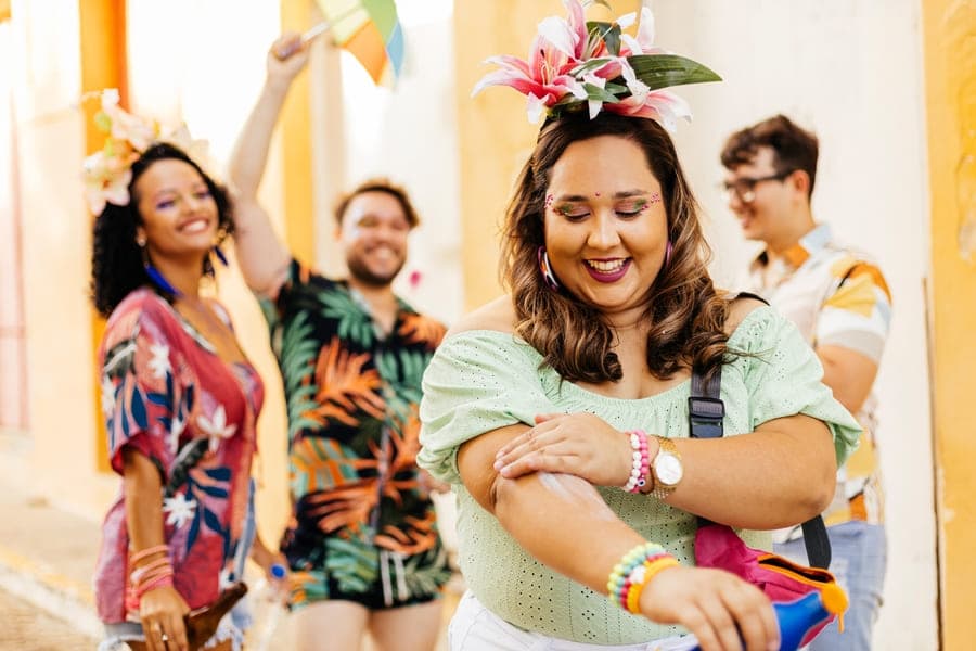 Profissionais de Saúde dão dicas de cuidados com a pele e a alimentação para curtir o Carnaval