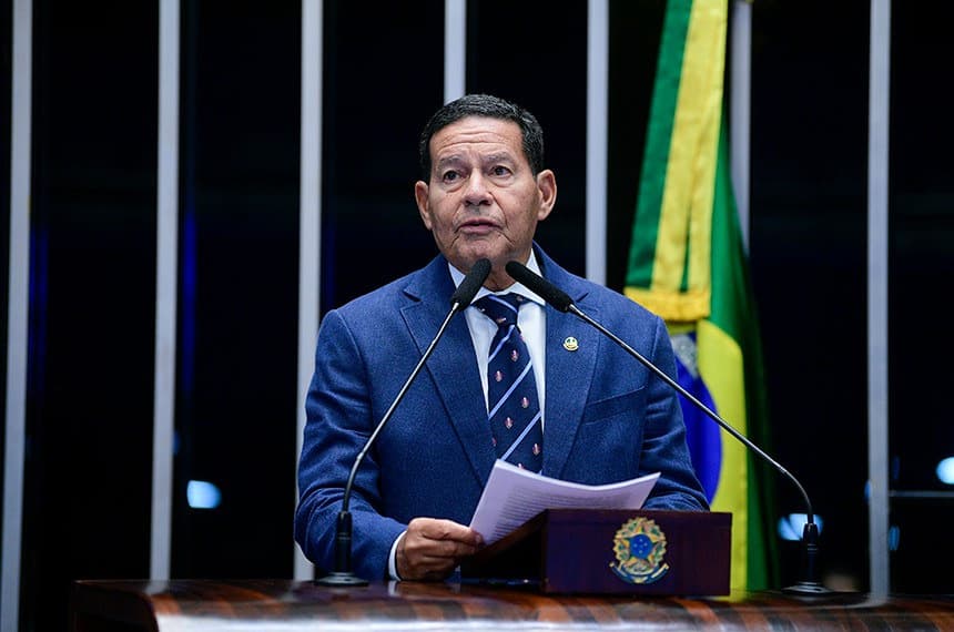 &#8220;Inquéritos eternos buscam &#8216;pelo em ovo'&#8221;, diz Mourão após operações da PF