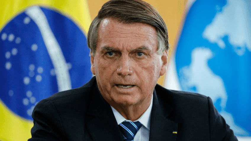 Bolsonaro decide contestar medidas restritivas e pedirá devolução do passaporte