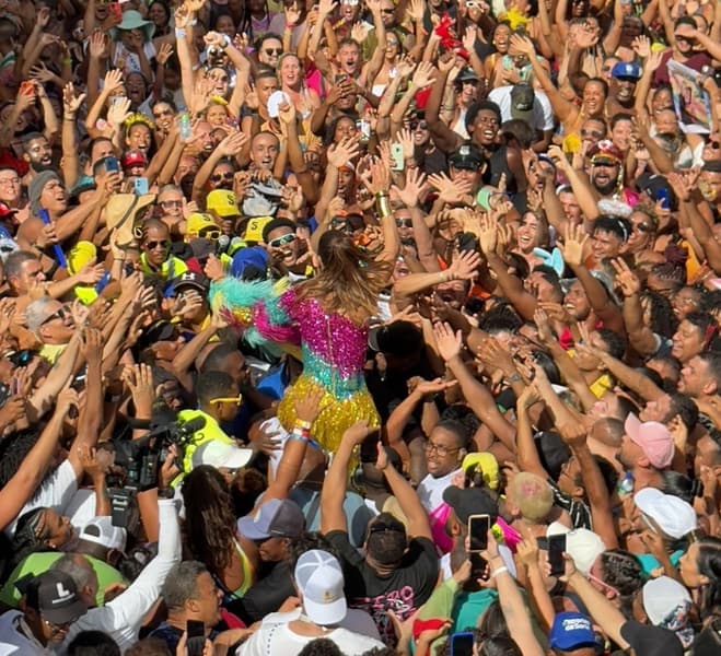 Ivete Sangalo encerra Carnaval no meio do povo: &#8220;eu precisava desse abraço&#8221;