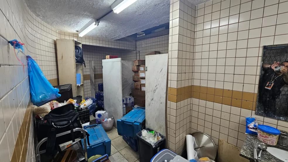 VÍDEO: Camarote no Carnaval do RJ guardava alimentos em banheiro; mulher é presa