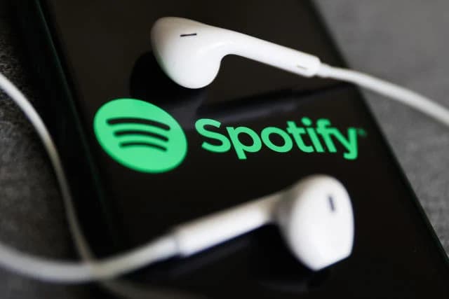 Spotify começa a excluir músicas após denúncia da máfia de robôs