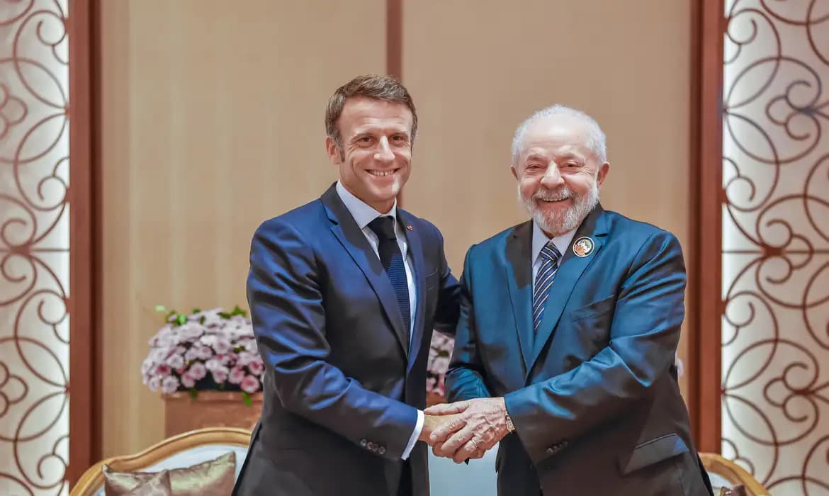Presidente francês visita Brasil e, junto com Lula, conversa com indígenas em Belém